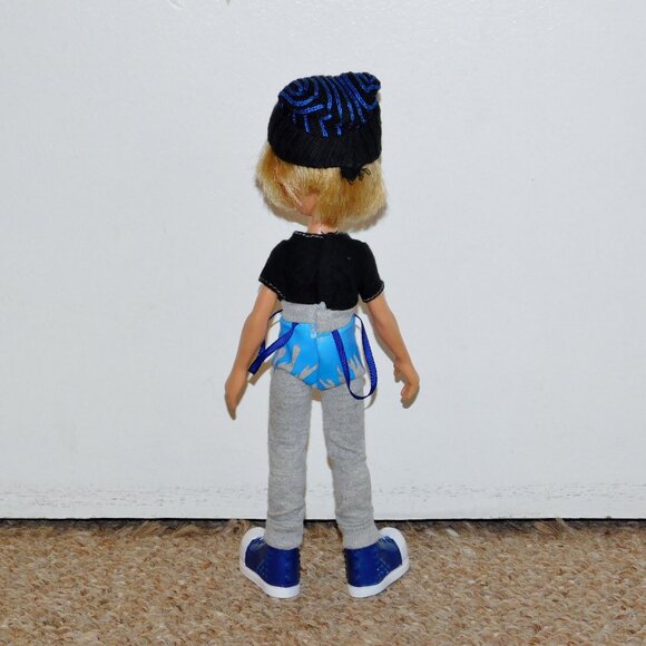 2015 MGA Bratz 10" Metallic Madness Cameron Doll with Some Accessories - Picture 2 of 7